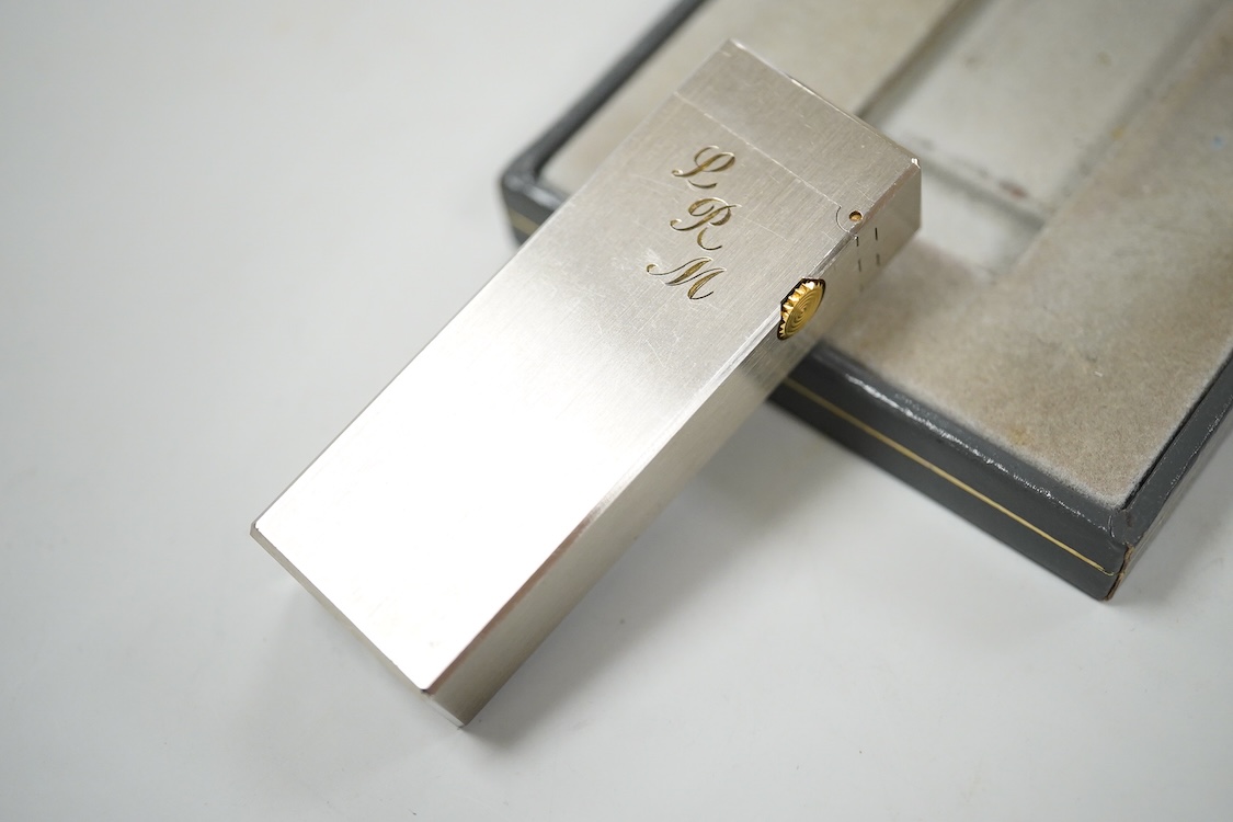 A boxed Dunhill Rollagas with brushed palladium finish and contrasting metal ignition roller-6cm high